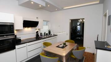 House | Private kitchen | Oven, electric kettle, toaster