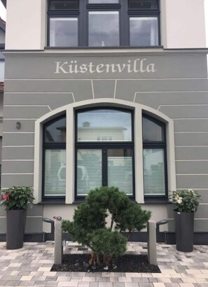 A building facade with the name 'Küstenvilla' displayed above a large arched window. - Fischer 2 Modern Retreat (Zinnowitz)