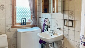 House | Bathroom - 4 Person Holiday Home in Holmsjo (Holmsjö)