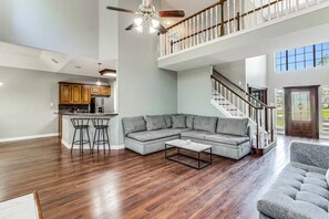 Smart-TV, Kamin, Arbeitsbereiche