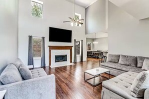 Smart-TV, Kamin, Arbeitsbereiche