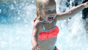 A child in a pool with water splashing around. - Holiday Home in Brabant With Private Spa (Uden)