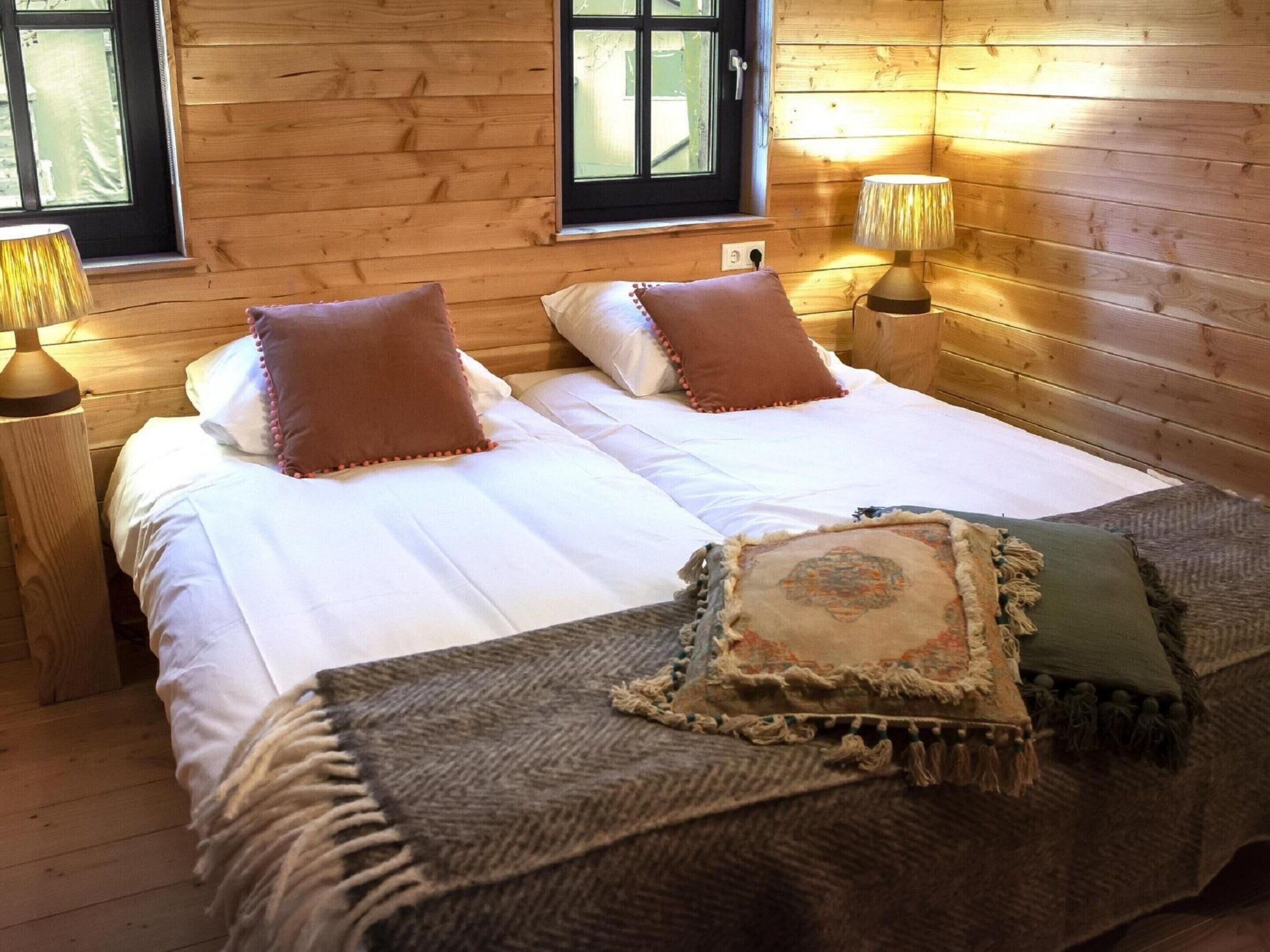 House | 3 bedrooms, individually furnished, bed sheets