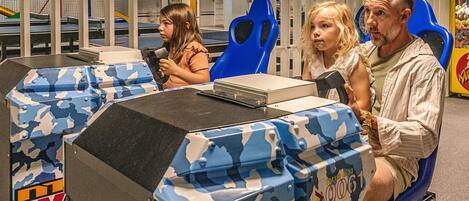 Ein Zimmer mit Etagenbetten, ein Etagenbett mit blauer Tarnschutztuchabdeckung und ein Etagenbett mit rot-weißer Abdeckung.