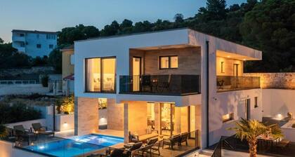 Luxury Villa With Swimming Pool and Sauna