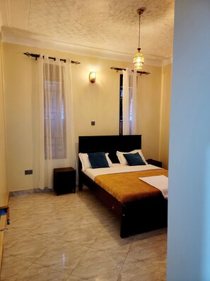 3 bedrooms, iron/ironing board, WiFi, bed sheets - Chayil Loft Bahai, 1bedroom/1bathroom,free;wifi,parkin,laundry,next 2BahaiTemple (Kisasi Kampala)