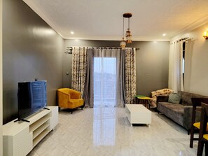 TV - Chayil Loft Bahai, 1bedroom/1bathroom,free;wifi,parkin,laundry,next 2BahaiTemple (Kisasi Kampala)