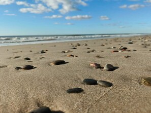 A beach with scattered stones and a clear sky. - 5 Star Holiday Home in Henne (Henne)