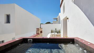 Private spa tub
