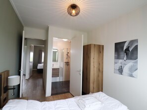 5 bedrooms, individually furnished, bed sheets
