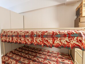 2 chambres, fer et planche à repasser