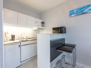 Apartment | Private kitchen | Electric kettle, toaster - Corner Studio With Sea-views (Middelkerke)
