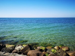 A clear view of the sea with rocks in the foreground. - Seaside Charm in Gedser - By Traum Ferienwohnungen (Gedser)