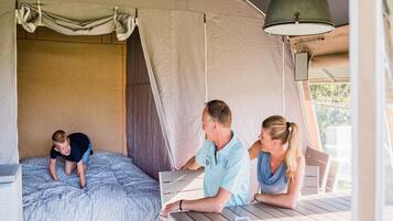 Lều | 3 phòng ngủ, trang bị nội thất với thiết kế riêng biệt, bộ trải giường