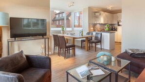 Eine moderne Wohnung mit Wohnzimmer, Essbereich und Küche.