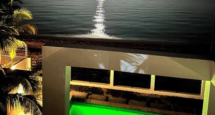 Spacious, Upscale Waterfront Beach House! Sun, Fun and Privacy at its best!