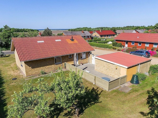 Un quartier résidentiel où les maisons se distinguent par leurs toits recouverts de tuiles rouges et leurs murs en briques.