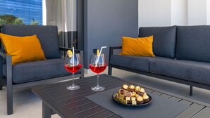 Ein moderner Außenbereich mit zwei Sofas und einem Couchtisch.