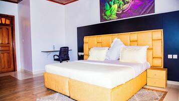 Muebles diferentes, escritorio y espacio para trabajar con laptop