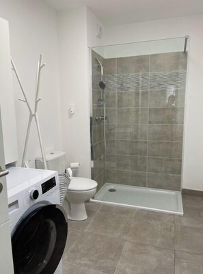 Hair dryer, towels, soap, toilet paper - Très beau T2 3* (office tourisme), grde terrasse, garage proche plage et centre (Cavalaire sur Mer)