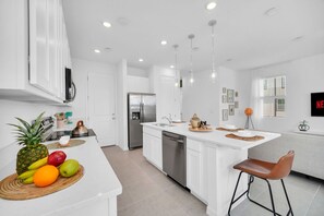 Fridge, microwave, oven, stovetop - Modern and Luxurious Home Near Orlando Parks (Davenport)