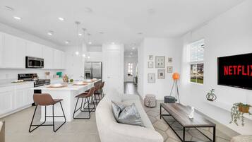 Téléviseur, livres, bureau