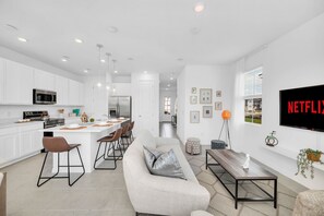 TV, books, offices - Modern and Luxurious Home Near Orlando Parks (Davenport)