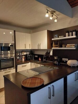 Casa | Cozinha privada | Fogão, chaleira elétrica, torradeira