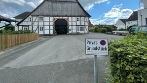 En traditionell byggnad med korsvirkesfasad och en stor, välvd entré.