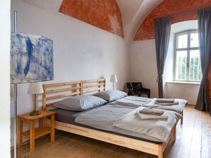 3 habitaciones, muebles diferentes y tabla de planchar con plancha 