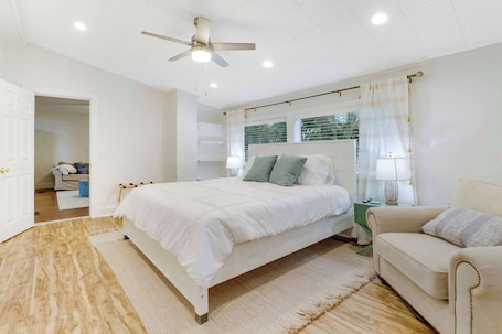 3 bedrooms, iron/ironing board, free WiFi, bed sheets. Quaint Cottage - Downtown Stuart