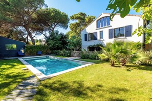 Utomhuspool och uppvärmd pool