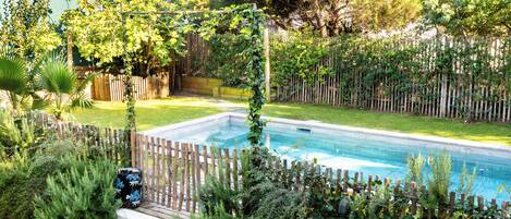 Una piscina al aire libre, una piscina climatizada