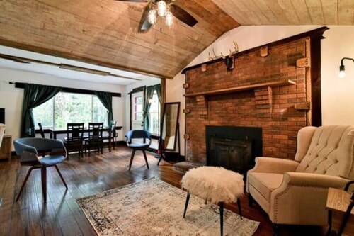 Cozy Creekside Cabin w/sauna and hot tub!