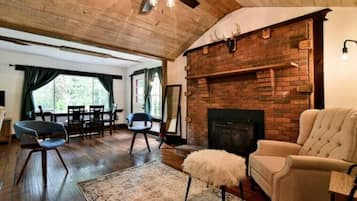 Télévision, cheminée