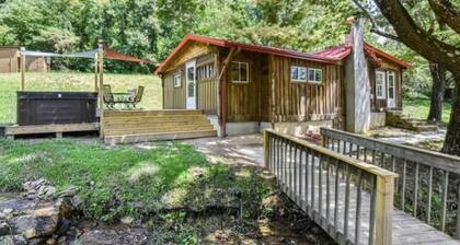 Cozy Creekside Cabin w/sauna and hot tub!