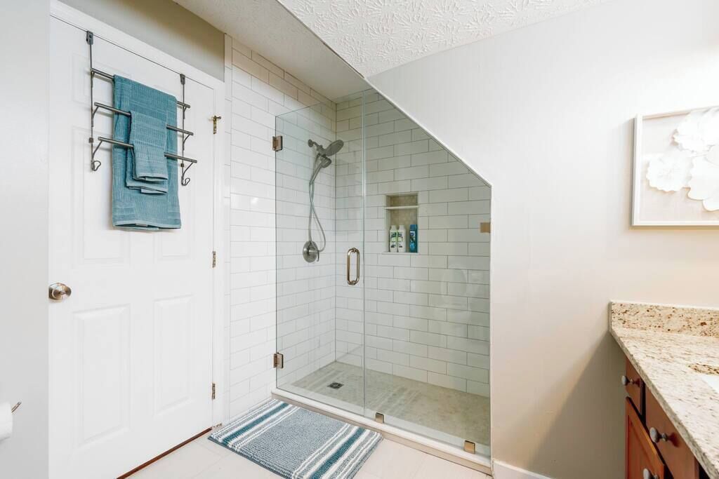 Shower, hair dryer, towels, shampoo