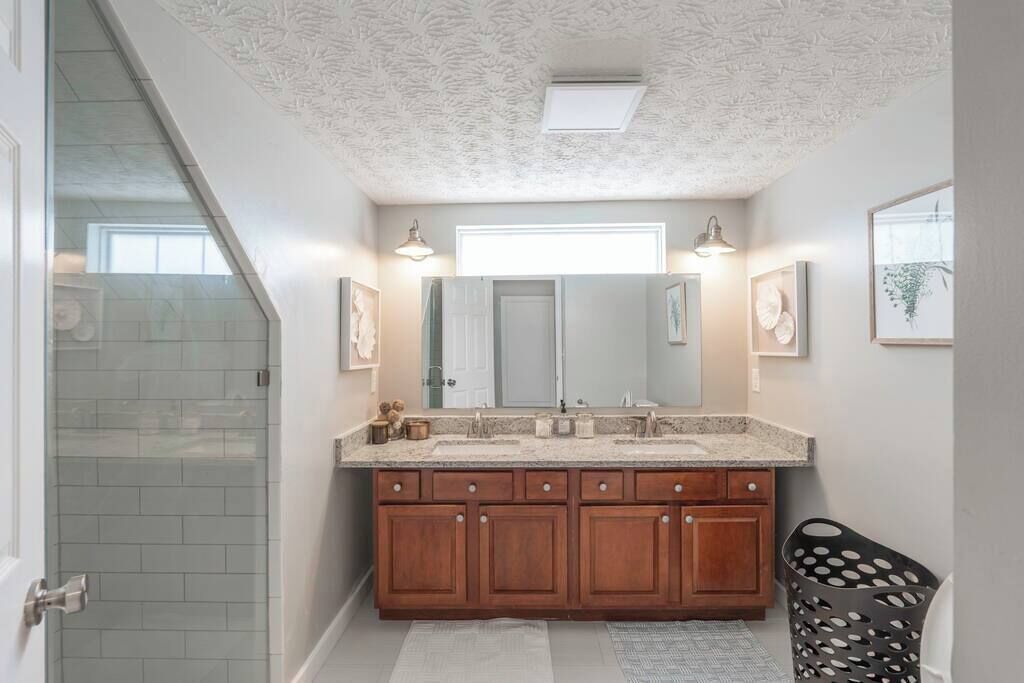 Shower, hair dryer, towels, shampoo