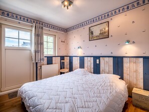 House | 3 bedrooms, individually furnished, iron/ironing board
