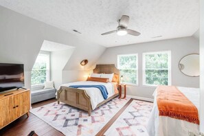 4 habitaciones, tabla de planchar con plancha, wifi y ropa de cama 