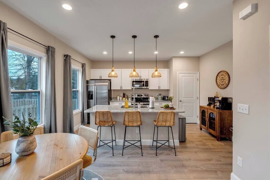 Køleskab, mikrobølgeovn, ovn, kogeplade