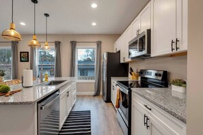 Kylskåp, mikrovågsugn, ugn och spishäll