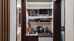 A compact kitchen with a microwave, toaster, and coffee maker. - "Sweet Home" (Central & Quiet) **** (München)