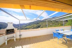 Balcony - Mountain Escape in Laroya (Laroya)