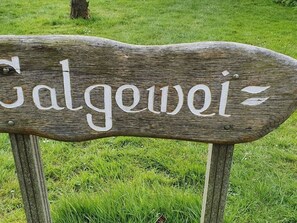 Ein hölzernes Schild mit der eingravierten Aufschrift 'Galgewei'.