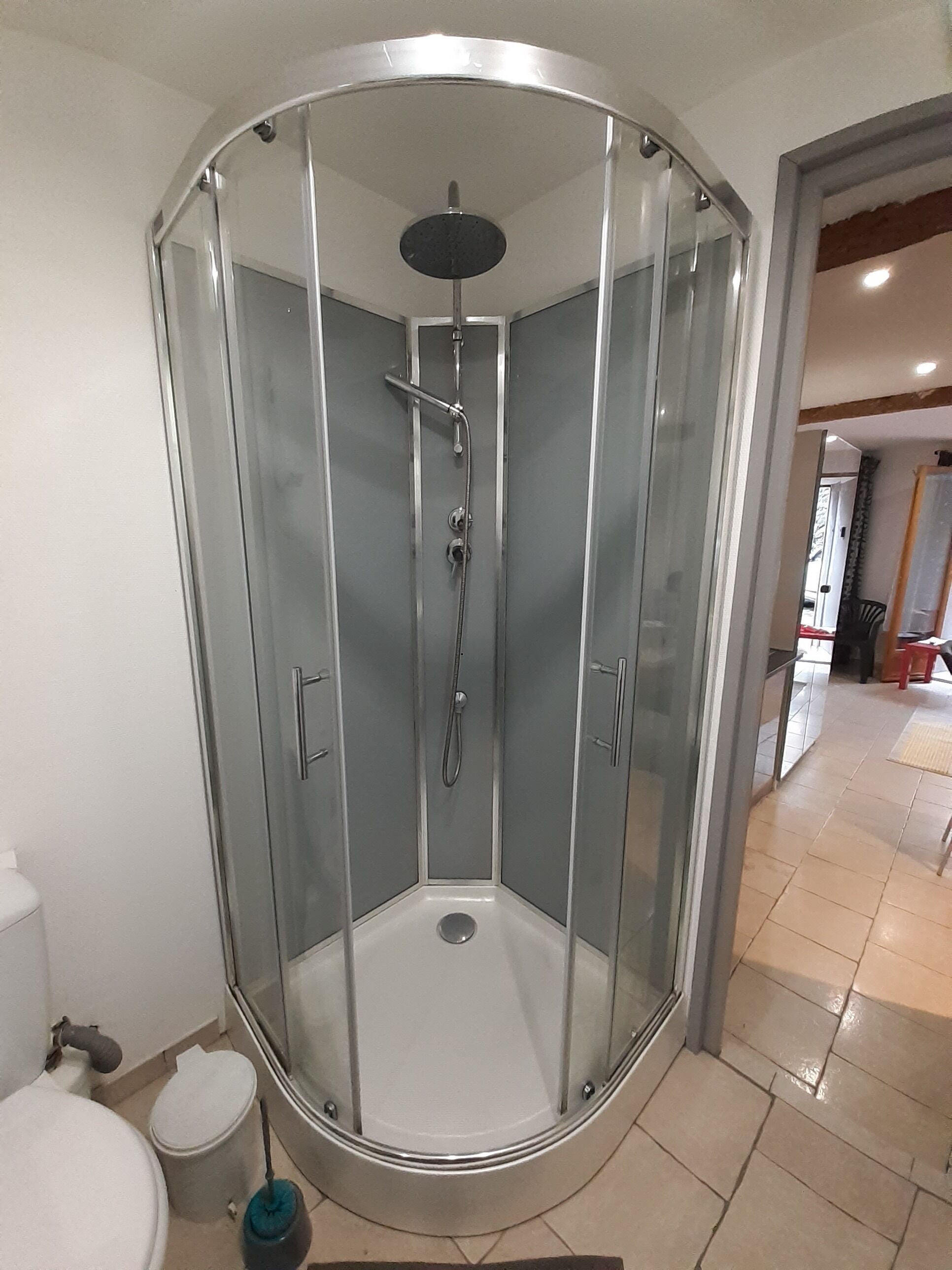 Sèche-cheveux, savon, papier toilette