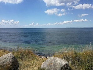 Un paisaje costero con vista despejada al mar y un litoral rocoso.
