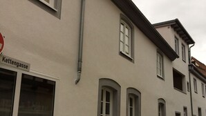 A building with a sign reading "Kettengasse". - Holiday Apartment Faller-greiner (Bad Bergzabern)