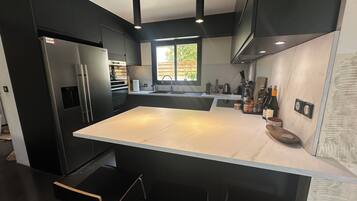 Een microgolfoven, een oven, een kookplaat, een vaatwasser