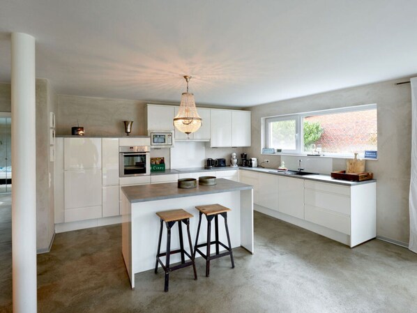 Departamento | Cocina privada | Horno, tetera eléctrica y tostadora 